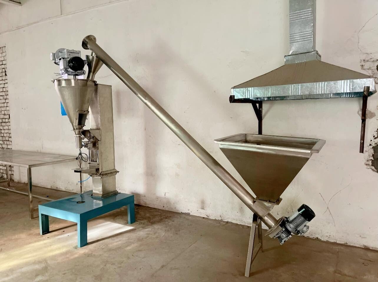 Screw Conveyor &amp; Hopper